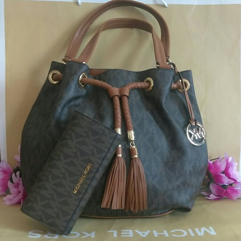 Micheal kors gathered Large purse ONLY